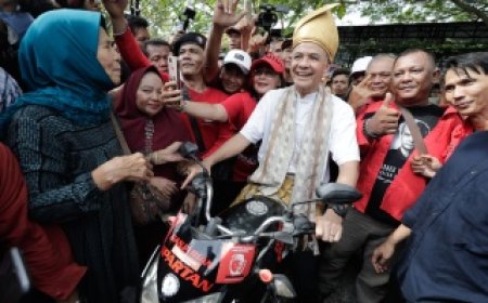 Silaturahmi ke Sumut, Ganjar Disambut Ribuan Orang dan Dipakaikan Kain khas Melayu