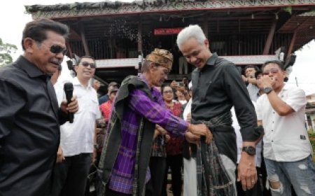 Ganjar Pranowo Diikatkan Kain Ulos sebagai Simbol Kesiapan Bekerja, Warga Simalungun Siap Berjuang Bersama