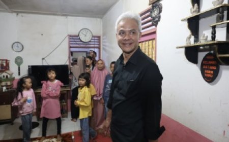 Ditengah Guyuran Hujan, Warga Asahan Antusias Sambut Ganjar Pranowo Saat Menginap di Rumah Warga