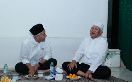 Ganjar Pranowo Sowan ke Kediaman Gus Mus, Bahas Situasi Indonesia Terkini