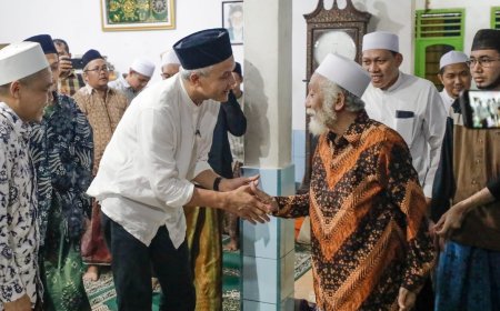 Silaturahmi Dengan Abuya Muhtadi, Ganjar Diberikan Wejangan Selalu Menebar Kebaikan