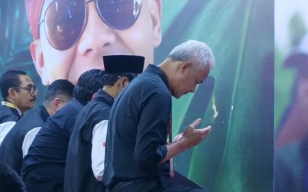 Ganjar dan Mahfud Sholat Magrib Jamaah di Media Center TPN Ganjar-Mahfud Sebelum ke KPU
