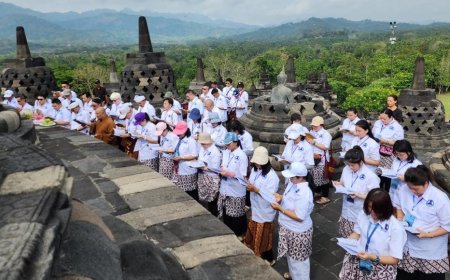 Umat Buddha Gelar Doa Bersama untuk Palestina di Candi Borobudur
