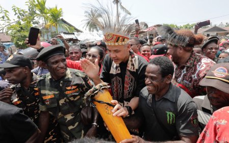 Momen Ganjar Menari Bersama Ribuan Masyarakat di Sorong Papua