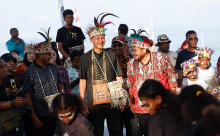 Masyarakat Raja Ampat Sambut Meriah Ganjar: Atraksi Perahu, Tarian Adat hingga Tradisi Barapen