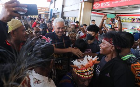 Tiba di Jayapura, Ganjar Disambut Meriah oleh Tokoh Adat hingga Masyarakat Setempat