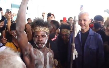 Awali Kampanye di Merauke, Ganjar Diberikan Mahkota hingga Disambut Tarian Suku Asmat