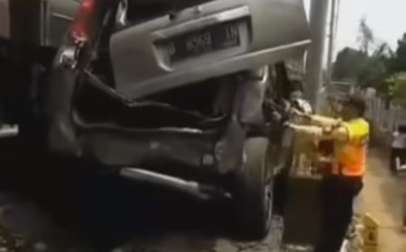 Terobos Perlintasan Mobil Ringsek Disambar KRL di Cengkareng