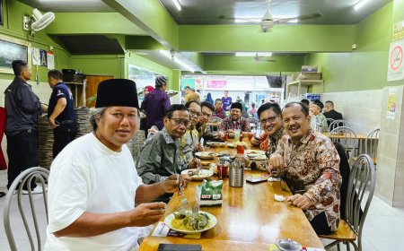 Mahfud Sarapan Bareng WNI di Warung Bintang 9 Malaysia