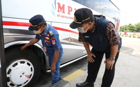 Jelang Nataru Petugas UP PKB Ujung Menteng Ramph Check Armada di Terminal Pulogebang