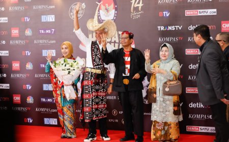 Datang ke Debat Pilpres, Ganjar Kenakan Baju Adat Rote, Mahfud MD Pakaian Adat Madura