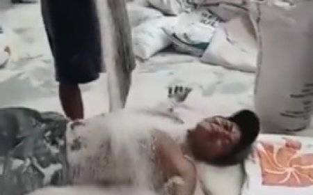 Viral Pria Tanpa Baju 'Mandi' Beras Bulog di Gudang, Perum Bulog Lakukan Penyelidikan