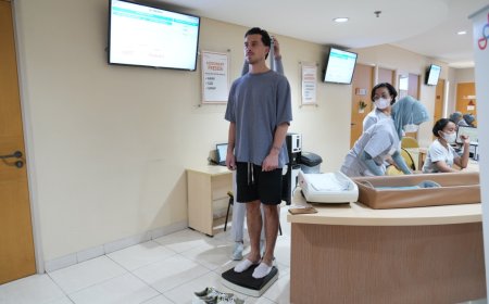 Proses Naturalisasi Thom Haye Jalani Medical Check Up