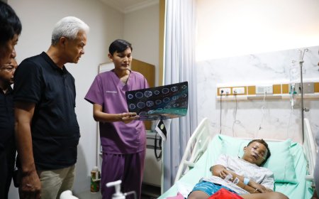 Ditemani Siti Atikoh, Ganjar Jenguk Dua Relawan Korban Penganiayaan Oknum TNI di RSUD Boyolali