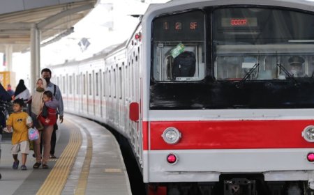 Dipredikasi 900 Ribu Pengguna Pada Malam Pergantian Tahun, KAI Commuter Operasikan Perjalanan Commter Line Tambahan