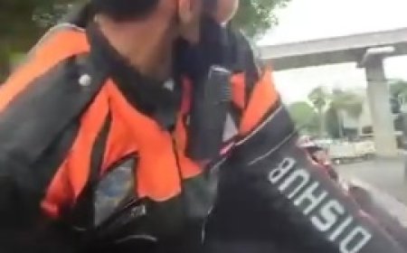 Viral! Petugas Dishub DKI Nangkring di Kap Mobil di Setiabudi