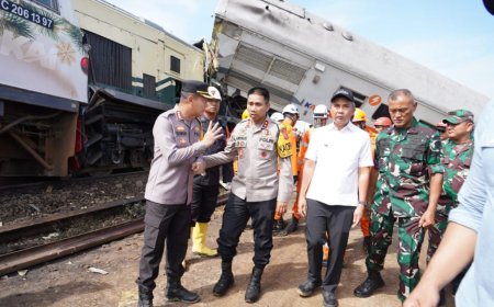 300 Personil Polda Jawa Barat Evakuasi Kereta Api KA 350 Commuter Line dengan KA 66 Turangga