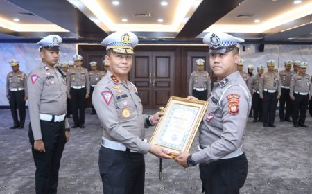 Ganjal Bus Mogok Mundur dengan Motornya, Kakorlantas Polri Berikan Penghargaan ke Bripda Novandro