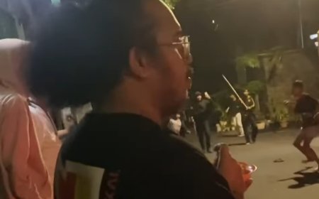 Viral Komika Rais Santai Makan Bubur Dengan Pemandangan Tawuran Pemuda