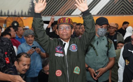 Plong,  Setelah  3,5 Bulan Mahfud Gamang Saat Memasuki Gedung Kemenko Polhukam