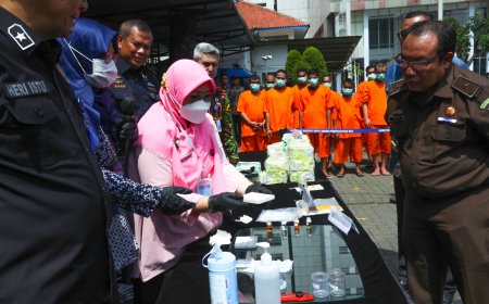 BNN Musnahkan 42 kg Barang Bukti Narkotika Berupa Sabu Hingga Ganja, Belasan Tersangka Dihadirkan