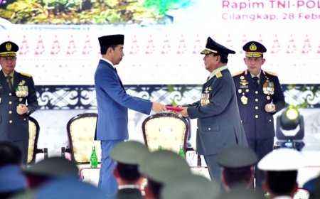 Presiden Jokowi Sampaikan Penganugerahan Pangkat Istimewa Prabowo sesuai UU
