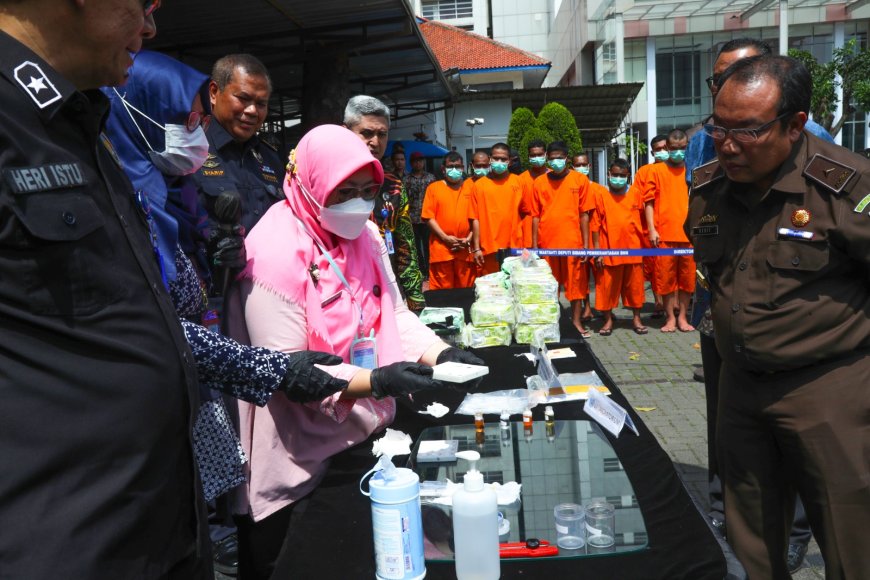 BNN Musnahkan 42 kg Barang Bukti Narkotika Berupa Sabu Hingga Ganja, Belasan Tersangka Dihadirkan
