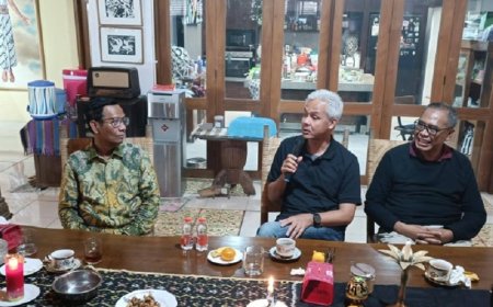 Ganjar Mahfud Kompak Ke Kediaman Rumah Budayawan Butet Kartaredjasa