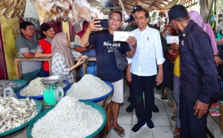 Presiden Jokowi Blusukan ke Pasar Kawat Tanjungbalai Cek Harga dan Stok Bahan Pokok