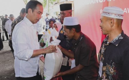 Presiden Jokowi Ungkap Tantangan Pangan Nasional Saat Serahkan Bantuan Pangan di Labuhanbatu