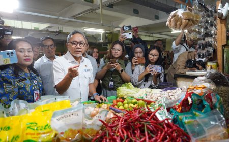 Zulkifli Hasan Blusukan Ke Pasar Kramat Jati Cek Stok Kebutuhan Pokok