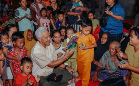 Ganjar Berbuka Puasa Bersama  Korban Banjir Demak