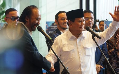 Di Bawah Rintik Hujan, Surya Paloh Sambut Silaturahmi Prabowo ke NasDem Tower