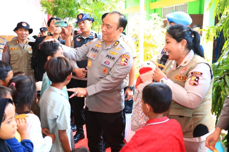 Mabes Polri Hibur Anak-anak Korban Banjir Demak