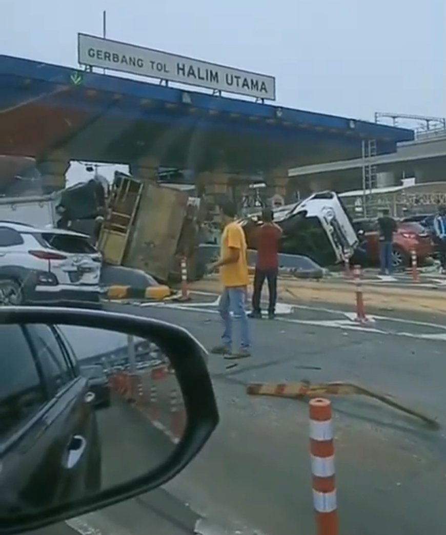 5 Kendaraan Terlibat Kecelakaan Beruntun Di GT Halim Utama