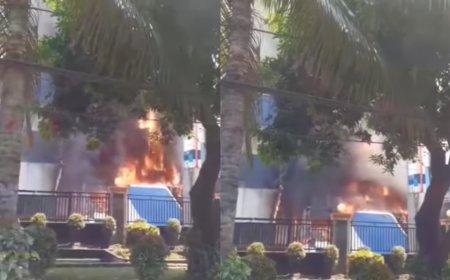 Mobil Terbakar Sambar Kampus F Trisakti