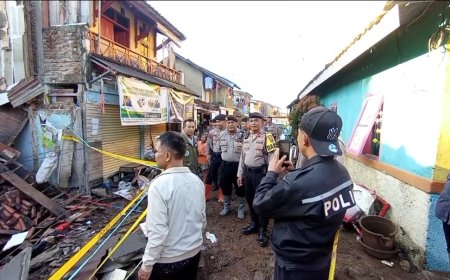 Pipa PDAM Tirtawening Bocor Rusak Rumah Warga