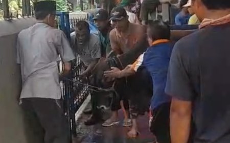 Antusias Warga Malakasari Memotong Hewan Kurban