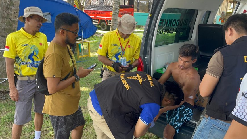 Atlet Surfing Cidera,Tourist Police Beri pertolongan