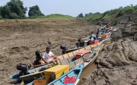 Warga Kapuas Hulu Gotong Royong Cangkul Danau Akibat Perahu Kandas Massal