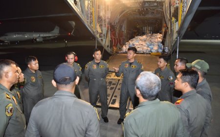 Dua Hercules TNI AU Kirim 27 Ton Bantuan untuk Korban Gempa NTT