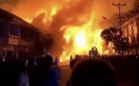 Mencekam, Kobaran Api Seberangi Jalan dan Hanguskan Puluhan Ruko di Sungai Duri
