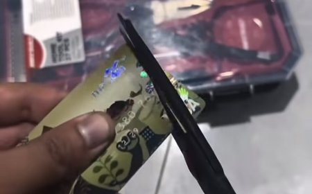 Imbas Pemblokiran Rekening Aktivis, Netizen Ramai-Ramai Gunting Kartu ATM Mandiri