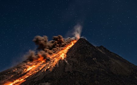 Merapi Kembali Erupsi, Awan Panas Guguran Meluncur 2 Kilometer ke Barat Daya