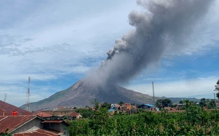 Sinabung Kembali Membara: Status Naik Jadi Siaga Setelah Muntahkan Abu 3,5 KM