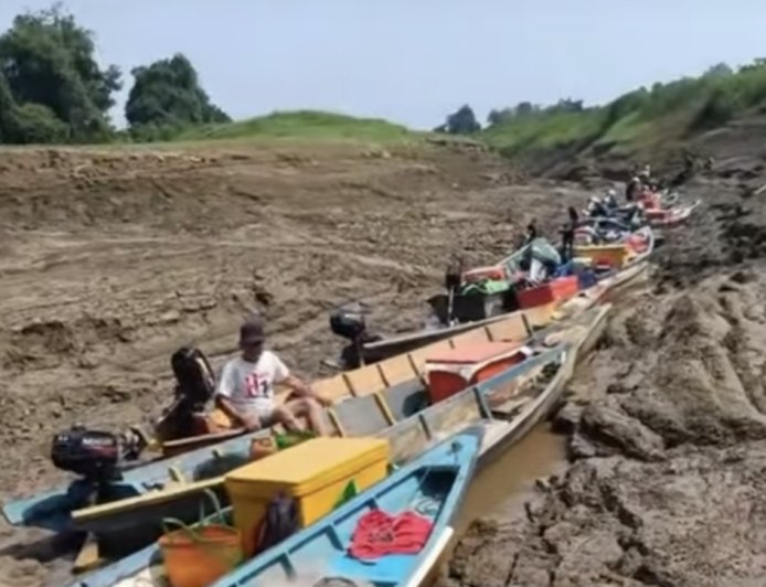 Warga Kapuas Hulu Gotong Royong Cangkul Danau Akibat Perahu Kandas Massal