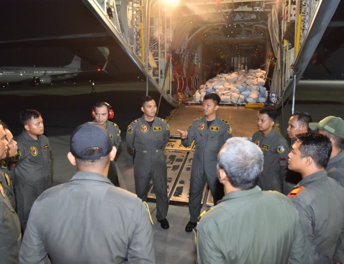 Dua Hercules TNI AU Kirim 27 Ton Bantuan untuk Korban Gempa NTT