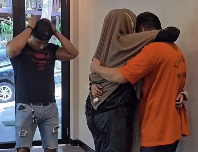 Bikin Mewek, Alasan Humanis Brigpol Taufiq Lepas Borgol Tersangka Saat Dijenguk Anak