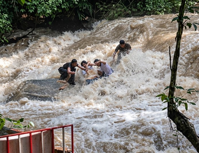 Mencekam! Detik-Detik Puluhan Nyawa Selamat dari Amukan Air Bah Dadakan