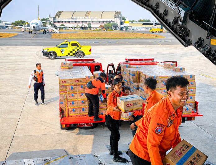 BNPB dan TNI AU Terbangkan Ratusan Ton Bantuan untuk Korban Gempa NTT